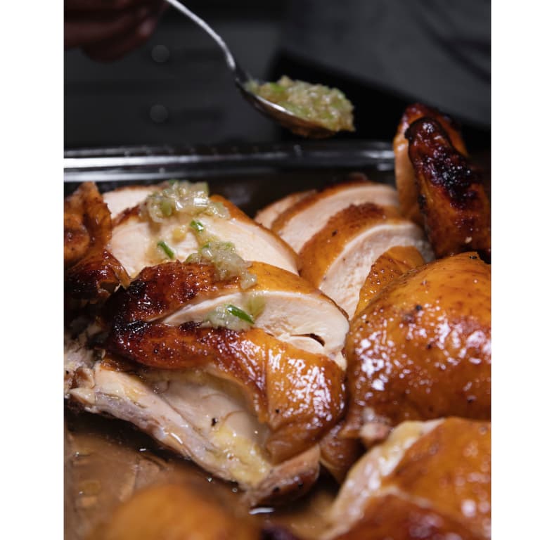 Imagen donde se aprecia un pollo elaborado con un roner de cocina con la carne perfectamente realizada y jugosa.
